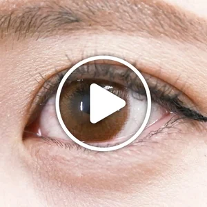 /product/602/_商品サムネイル_ブラウン着用動画  裸眼を自然に一回り大きくするベーシックなブラウン｜カラコン ワンデー