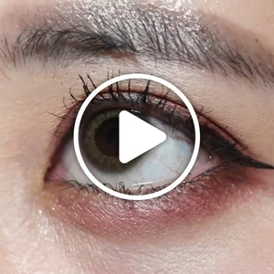 /product/504/_商品サムネイル_アリスアンバー着用動画 瞳で作る究極のリアルハーフeye  立体感の出る放射状デザインと 本来の瞳を活かして作るザ・リアル瞳