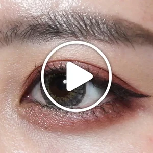 /product/99/_商品サムネイル_ディ.アモールグレー着用動画 イエローのアクセントでグレーの発色が引き立ち、垢抜けた色素薄い系の瞳に。