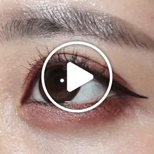 /product/460/_商品サムネイル_Choco Brown チョコブラウン着用動画 細めのダークブラウンカラーのフチで瞳の印象UP 瞳に溶け込み甘さのある、ちゅるんとした瞳に。