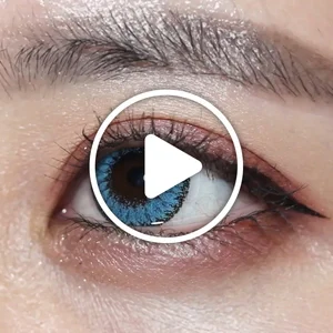 /product/40/_商品サムネイル_クラッシーブルー着用動画 発色抜群のブルーを配合、グレーフチが目に馴染み、透明感のある輝く瞳に。
