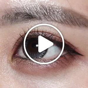 /product/16/_商品サムネイル_クラッシーグレー着用動画 透明感のあるグレーでクールに決まるけど、気取りすぎない目元に。