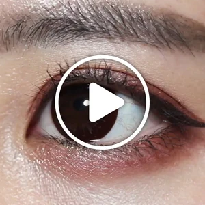 /product/117/_商品サムネイル_ナチュラルブラック着用動画 自然に瞳を大きく見せて、うるうる質感の優しい瞳を演出