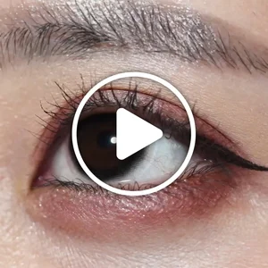 /product/303/_商品サムネイル_ピュールブラック着用動画 自然に瞳の輪郭をくっきり見せて、印象的な瞳に。万能ブラックカラコン