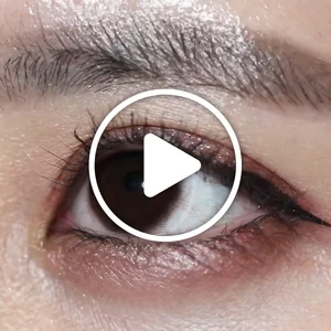 /product/305/_商品サムネイル_ピュールブラウン着用動画 溶け込むように馴染んで、さりげなく瞳を明るくするブラウンカラコン