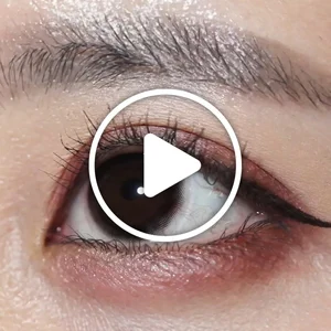 /product/366/_商品サムネイル_ピュールモカ着用動画 どんな瞳の色にも馴染むモカカラー。自然に黒目のサイズアップできる