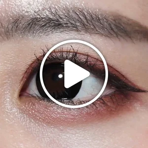 /product/32/_商品サムネイル_タフブラック着用動画 瞳をくっきり大きく見せる、ナチュラル盛り鉄板ブラックカラコン。