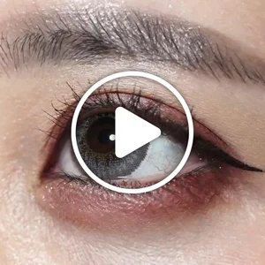 /product/466/_商品サムネイル_Whip Gray ホイップグレー着用動画 ブラウンのフチで瞳に馴染み 透明感あるグレーカラーはクールな印象を持ち 上品で大人っぽいハーフEYEに